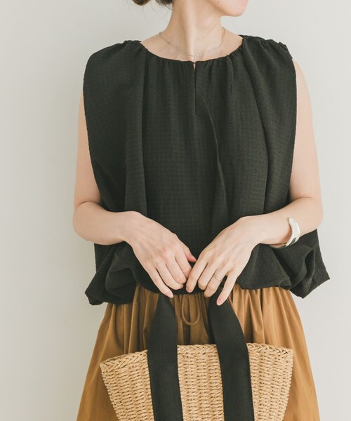 ITEMS URBANRESEARCH（アイテムズ アーバンリサーチ）の「バルーンスリーブノースリブラウス（シャツ/ブラウス・レディース・OFF/OFF×BLK/BLK・FREE）」の2枚目の写真