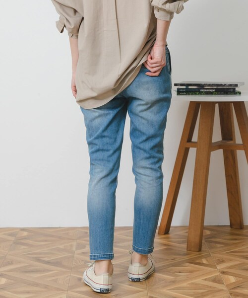 URBAN RESEARCH Sonny Label（アーバンリサーチサニーレーベル）の「MONAME　NEW RELAX TAPERED（デニムパンツ・レディース・LIGHTBLUE・XS/S/M）」の6枚目の写真