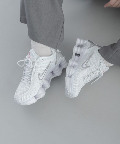 URBAN RESEARCH Sonny Label（アーバンリサーチサニーレーベル）の「NIKE　ウィメンズショックスTL（スニーカー・レディース・002ブラック/100ホワイト・23/23.5/24/24.5）」の4枚目の写真