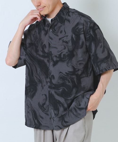 ITEMS URBANRESEARCH(アイテムズ アーバンリサーチ)の「マーブルプリントレギュラーカラーショートスリーブシャツ(シャツ/ブラウス・メンズ・BEIGE/BLACK/WHITE・M/L)」の2枚目の写真