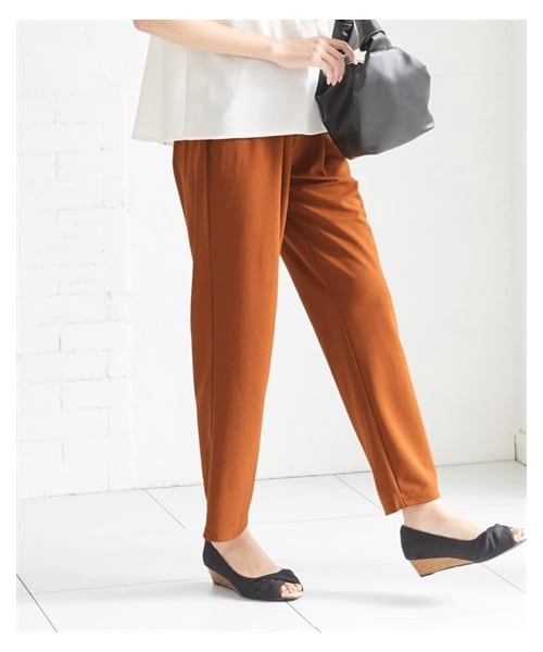 nissen（ニッセン）の「テーパードパンツ■大人の落ち感シリーズ■＜大きいサイズ有＞（パンツ・レディース・黒/ネイビー/アイスラベンダー/ゴールデンベージュ/モスカーキ/グレイッシュブルー/ライム/ベイクドアップル/ダークカーキ/モカブラウン・L/LL/3L/4L/5L/6L/8L/10L）」の3枚目の写真