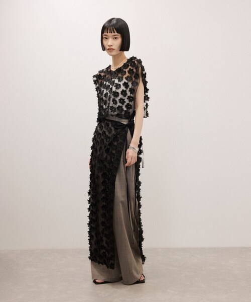 ADAM ET ROPE'(アダムエロペ)の「フラワーチュール2WAYトップス(シャツ/ブラウス・レディース・ブラック/ホワイト・F)」の7枚目の写真