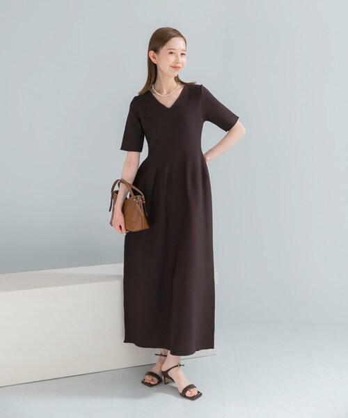 URBAN RESEARCH ROSSO（アーバンリサーチロッソ）の「『一部WEB限定カラー』フォルムニットVネックワンピース（ワンピース・レディース・BLACK/BROWN/RED・36/38）」の22枚目の写真