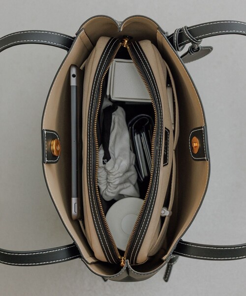 ROPE'(ロペ)の「【E'POR】KNOT BAG Medium/A4対応・通勤・撥水・軽量・26AW新型(トートバッグ・レディース・ブラック/ダークブラウン・F)」の9枚目の写真