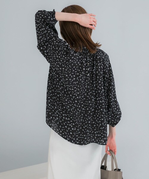 URBAN RESEARCH ROSSO（アーバンリサーチロッソ）の「『WEB/一部店舗限定』ウォッシャブルランダムドットブラウス（シャツ/ブラウス・レディース・L/BEIGE/BLACK・Free）」の5枚目の写真