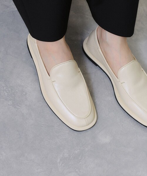 ADAM ET ROPE'(アダムエロペ)の「ミニマルデザインローファー(ローファー・レディース・ブラック/オフホワイト・23.0/23.5/24.0/24.5)」の4枚目の写真