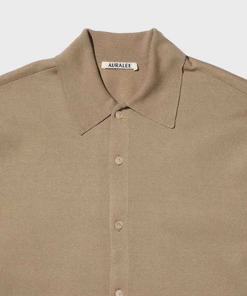 ADAM ET ROPE'(アダムエロペ)の「【AURALEE/オーラリー】HIGH GAUGE TUSSAH SILK KNIT CARDIGAN(カーディガン/ボレロ・メンズ・キナリ/カーキ・3/4)」の6枚目の写真