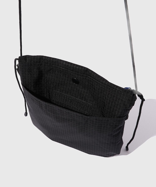 ADAM ET ROPE'（アダムエロペ）の「【Etudes Studio/エチュードストゥディオ】CAYL CROSSBODY BAG（ボディバッグ/ウエストポーチ・メンズ・ブラック・F）」の7枚目の写真