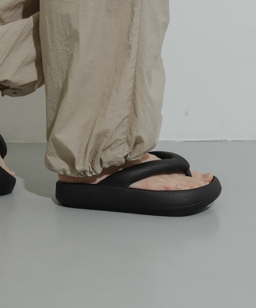 SENSE OF PLACE by URBAN RESEARCH（センスオブプレイスバイアーバンリサーチ）の「『WEB限定』トングクッションサンダル（サンダル・レディース・BLACK・24/25）」の9枚目の写真