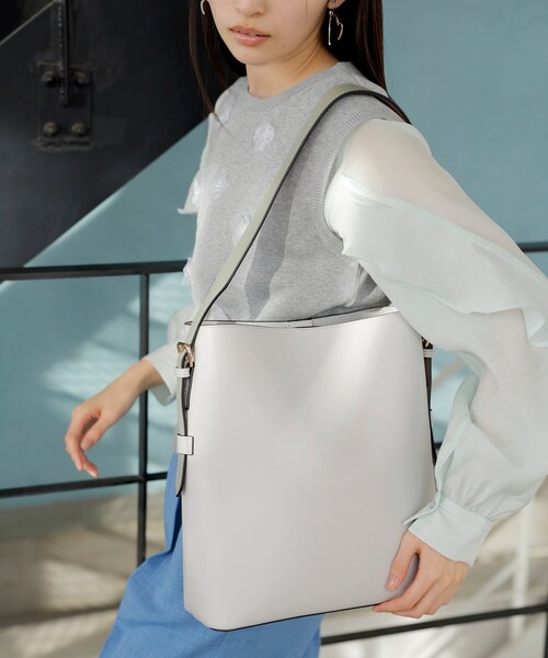 VIS（ビス）の「【新色追加】【A4収納】リバーシブルハンドルワンショルダーバッグ（トートバッグ・レディース・ブラック/ライトグレー/キャメル系/ベージュ系/ダークブラウン/グレー系・F）」の22枚目の写真