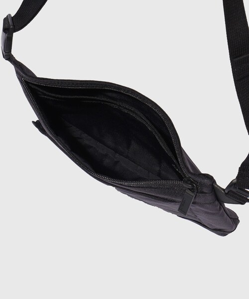 ADAM ET ROPE'(アダムエロペ)の「【MONOLITH/モノリス】SACOCHE STANDARD SS(ショルダーバッグ・メンズ・ブラック/ライトグレー・F)」の12枚目の写真