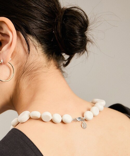 ADAM ET ROPE'(アダムエロペ)の「【Sapir Bachar(サピアバシャール)】CARVED CORAL NECKLACE(ネックレス・レディース・キナリ系・F)」の6枚目の写真