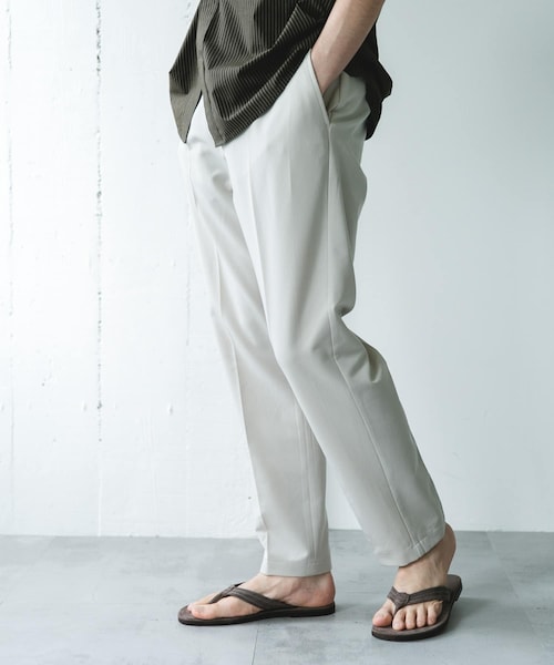 URBAN RESEARCH DOORS（アーバンリサーチドアーズ）の「サマーウールライクテーパードトラウザー（その他パンツ・メンズ・BLACK/CHARCOAL/GREIGE/KHAKI・S/M/L/XL）」の3枚目の写真