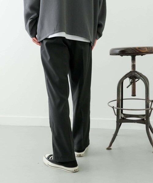 ITEMS URBANRESEARCH(アイテムズ アーバンリサーチ)の「1-tuckストレッチイージーパンツ(その他パンツ・メンズ・GRY/BEG/BRN/BLK・M/L)」の7枚目の写真