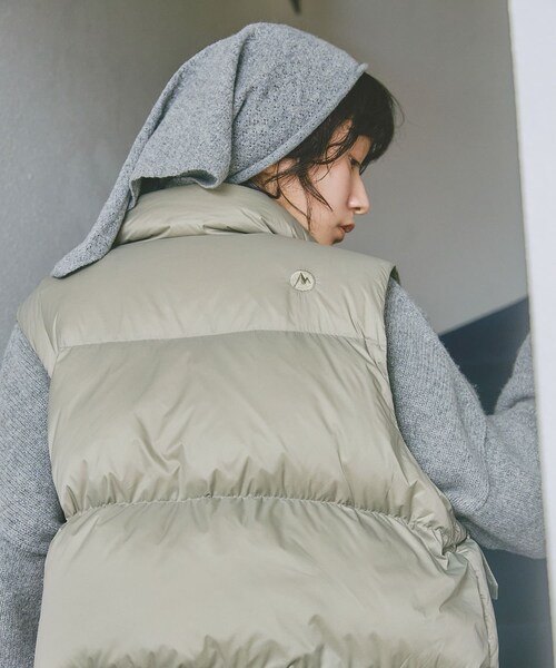 URBAN RESEARCH DOORS（アーバンリサーチドアーズ）の「『別注』Marmot×DOORS　DOWN VEST（その他アウター・レディース・BLACK/SAGE/ORANGE・One）」の14枚目の写真