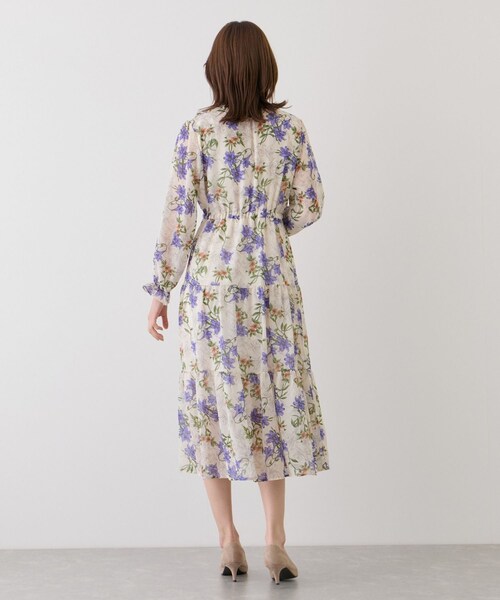 Jayro(ジャイロ)の「フリルネック花柄ワンピース(ワンピース・レディース・ホワイト系/ネイビー系・F)」の6枚目の写真