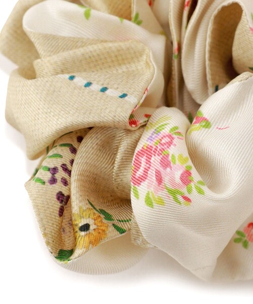 ADAM ET ROPE'（アダムエロペ）の「【J'aDoRe・一部店舗限定】【LA PRESTIC OUISTON】CHOUCHOU HAIR TIE（シュシュ・レディース・キナリ/キナリ系・F）」の7枚目の写真