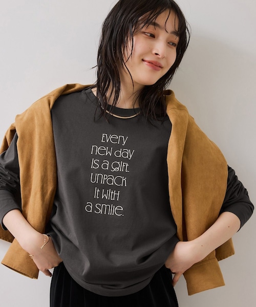 VIS（ビス）の「ロゴ＆フォトアソートプリントロンT（Tシャツ/カットソー・レディース・チャコール/ホワイト/ホワイト系・F）」の5枚目の写真