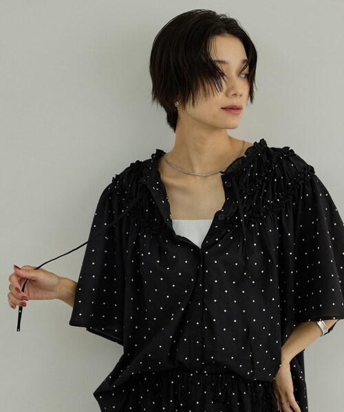 ADAM ET ROPE'(アダムエロペ)の「【WEB先行販売】【crinkle crinkle crinkle】別注ドットコットンブラウス(シャツ/ブラウス・レディース・ブラック系・F)」の10枚目の写真