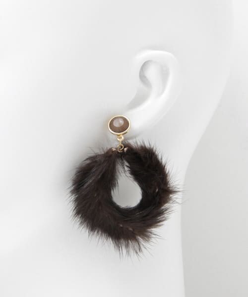 SENSE OF PLACE by URBAN RESEARCH（センスオブプレイスバイアーバンリサーチ）の「FO ファーラウンドピアス（ピアス（両耳用）・レディース・BROWN/GRAY/L.BEIGE・Free）」の5枚目の写真