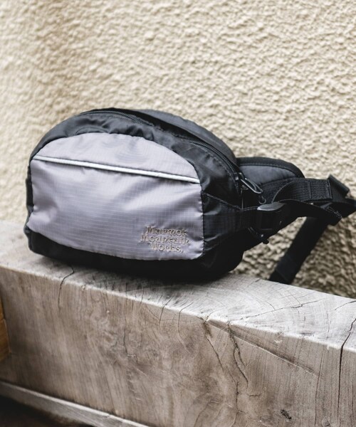 URBAN RESEARCH DOORS(アーバンリサーチドアーズ)の「『別注』Marmot×DOORS BODY BAG(ボディバッグ/ウエストポーチ・メンズ・BLACK/GRAY/NAVY・One)」の16枚目の写真