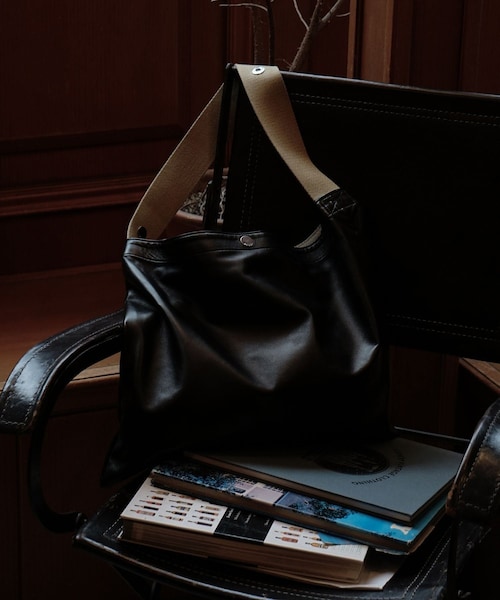 ADAM ET ROPE'(アダムエロペ)の「【HEUGN/ユーゲン】Noah Bag(トートバッグ・メンズ・ブラック・F)」の1枚目の写真