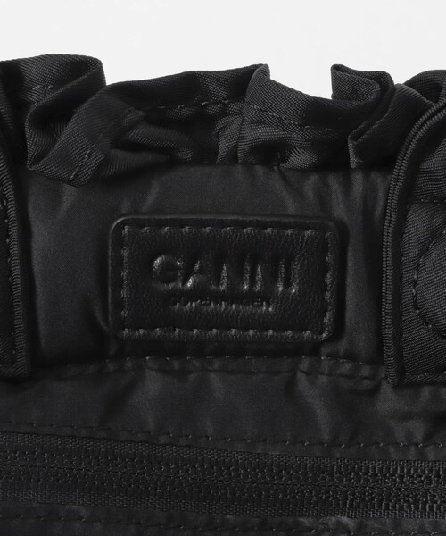 URBAN RESEARCH（アーバンリサーチ）の「GANNI　MINI SHOPPER RUFFLE（クラッチバッグ・レディース・BLACK・-）」の8枚目の写真
