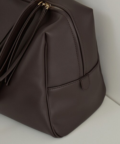 ADAM ET ROPE'(アダムエロペ)の「【WEB限定】スプリットレザーワンハンドルボストンバッグ / A4対応(ボストンバッグ・レディース・ブラック/ダークブラウン・F)」の17枚目の写真