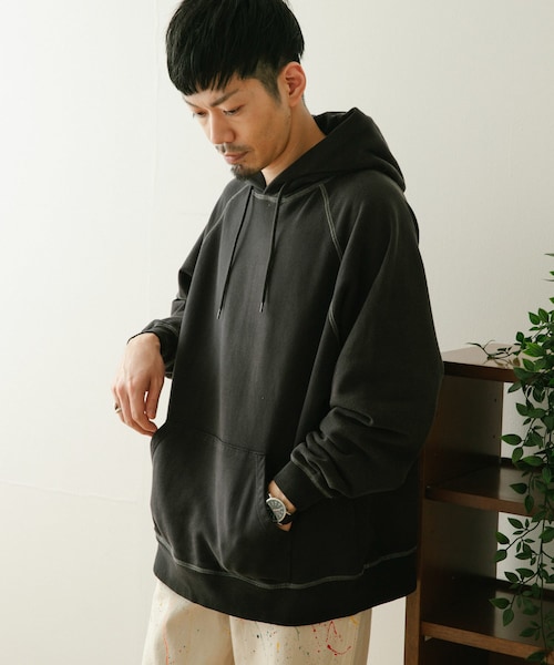 ITEMS URBANRESEARCH（アイテムズ アーバンリサーチ）の「SCREEN STARS　日焼け加工 カラースウェットパーカー（パーカー・メンズ・BLU/NTL/ORG/BLK・M/L）」の2枚目の写真