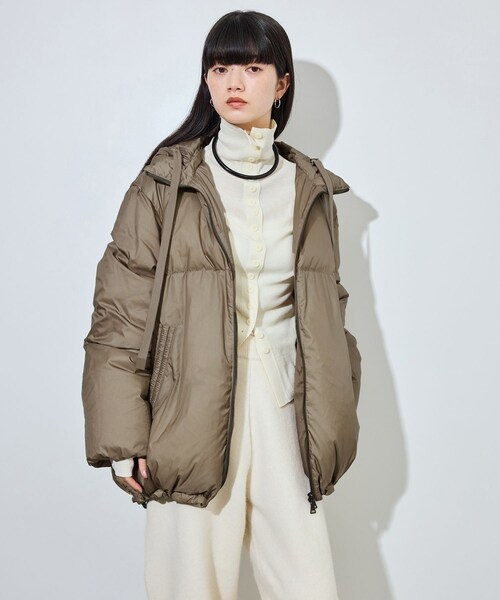 ADAM ET ROPE'(アダムエロペ)の「【サステナブル】2WAYフーディミドルダウン/撥水(ダウンジャケット/コート・レディース・ライトグレー/ブラウン・F)」の10枚目の写真
