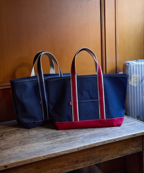 ADAM ET ROPE'（アダムエロペ）の「【BONCOURA/ボンクラ】キャンパストート（トートバッグ・メンズ・ネイビー/レッド・F）」の4枚目の写真