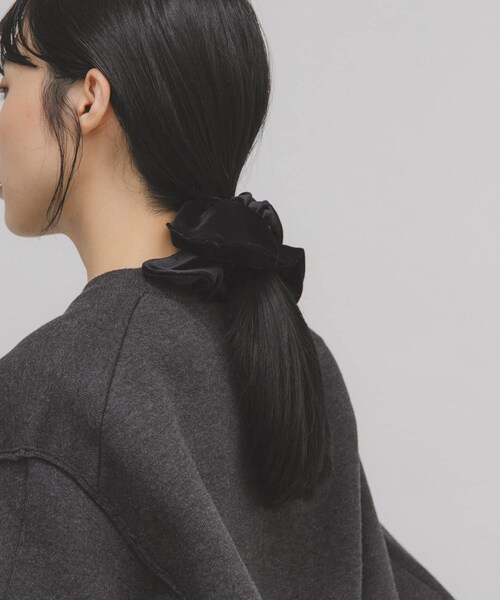 KBF（ケイビーエフ）の「スクエアベロアシュシュ（ヘアゴム・レディース・BROWN/BLACK・One）」の5枚目の写真