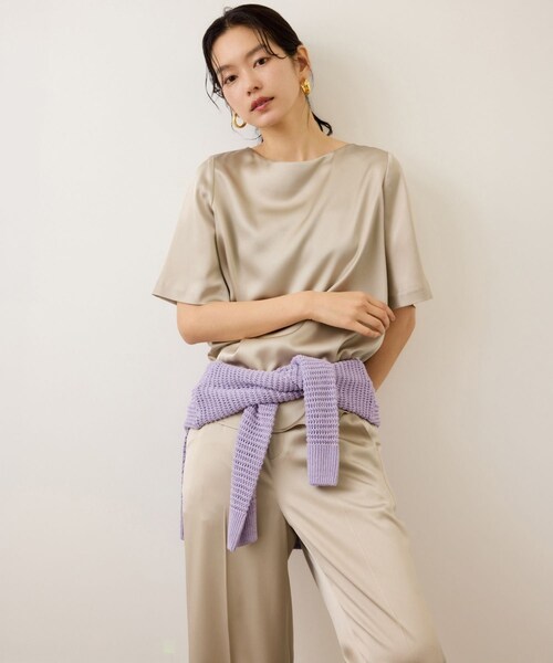 ROPE'（ロペ）の「ドレープサテンティーブラウス/セットアップ対応・イージーケア（シャツ/ブラウス・レディース・ブラック/キャメル系/ベージュ・F）」の9枚目の写真