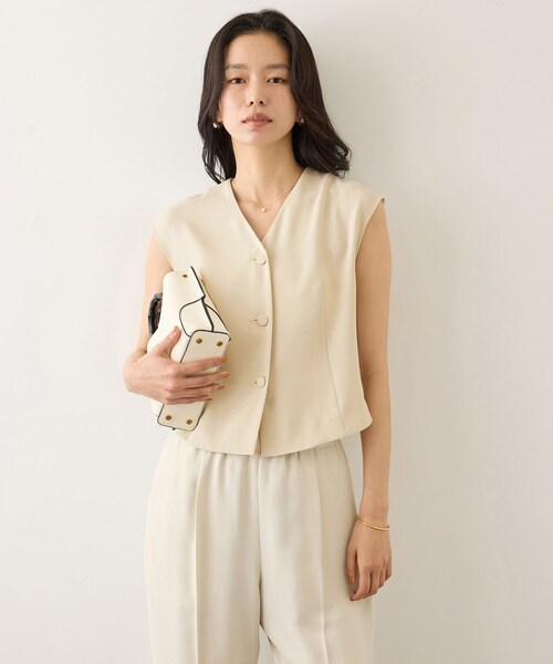 ROPE'（ロペ）の「コンフォートフレンチスリーブブラウス/UVカット・防シワ・接触冷感・吸水速乾・セットアップ対応・イージーケア（シャツ/ブラウス・レディース・ダークブラウン系/ベージュ・F）」の3枚目の写真