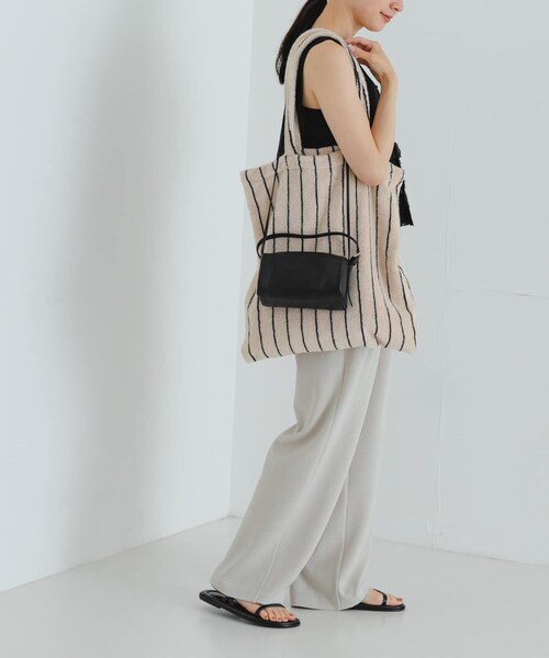 URBAN RESEARCH（アーバンリサーチ）の「LEATHER SQUARE SHOULDER（ショルダーバッグ・レディース・IVORY/BLACK・-）」の13枚目の写真