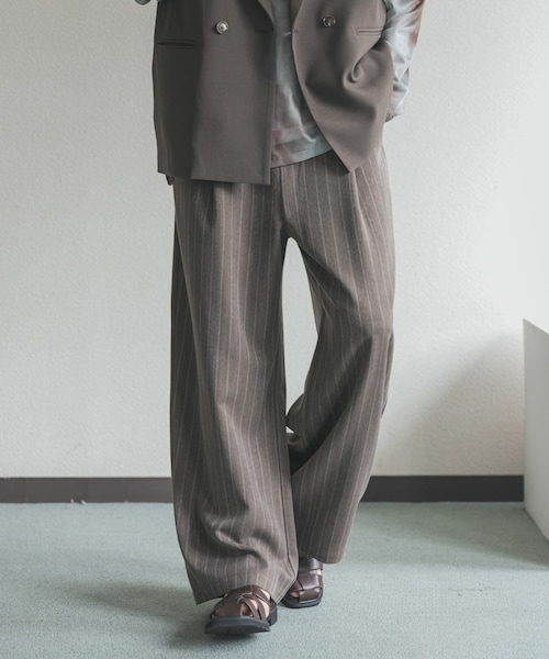 SENSE OF PLACE by URBAN RESEARCH(センスオブプレイスバイアーバンリサーチ)の「ピンストライプタックワイドスラックス(その他パンツ・メンズ・CHARCOAL/BROWN/GREIGE・M/L)」の2枚目の写真