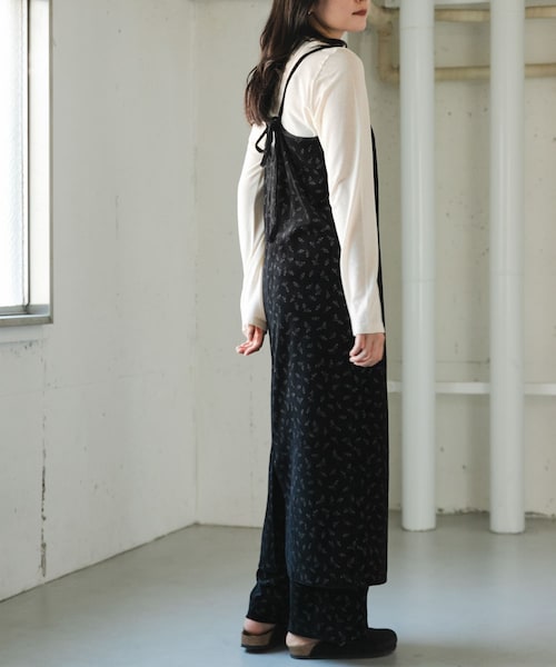 URBAN RESEARCH DOORS（アーバンリサーチドアーズ）の「FORK&SPOON　ベロアプリントエプロンワンピース（ワンピース・レディース・BLACK/DARKGREEN・1）」の4枚目の写真