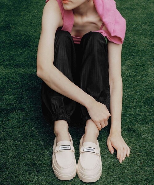 ADAM ET ROPE'(アダムエロペ)の「【HUNTER for ADAM ET ROPE'】別注 LOAFER MULE(レインシューズ・レディース・ブラック/キナリ・23/24/25)」の3枚目の写真