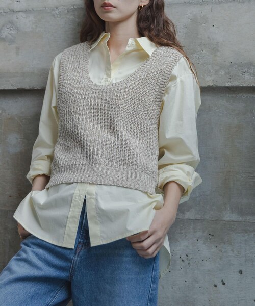 URBAN RESEARCH Sonny Label（アーバンリサーチサニーレーベル）の「メランジテープヤーンUネックニットベスト（ベスト・レディース・グレー系/ベージュ系・Free）」の2枚目の写真