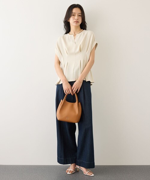 ROPE'(ロペ)の「コンフォートナロータックブラウス/UVカット・防シワ・接触冷感・吸水速乾・セットアップ対応・イージーケア(シャツ/ブラウス・レディース・ダークブラウン系/ベージュ・F)」の6枚目の写真