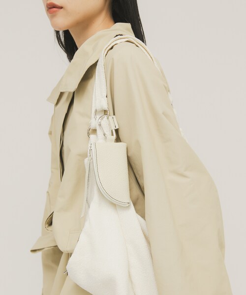 KBF（ケイビーエフ）の「レザーポーチチャーム（キーホルダー・レディース・IVORY/BLACK・One）」の16枚目の写真