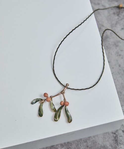 ADAM ET ROPE'（アダムエロペ）の「【J'aDoRe・店舗限定】【Renard Bijoux（レナード ビジュー）】necklace mistletoe（ネックレス・レディース・ホワイト系/ベージュ系・F）」の4枚目の写真