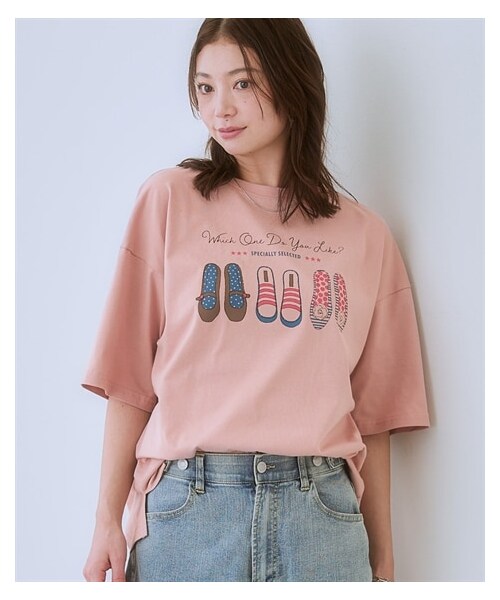 nissen（ニッセン）の「＜大きいサイズ＞ 【ひんやりコットン】綿100％ゆるシルエットプリントＴシャツ（接触冷感・UVカット）（Tシャツ/カットソー・レディース・黒(フォト猫)/ピンクベージュ(靴)/チャコール(フラワー)/黒(メッセージ)/グレイッシュベージュ(ロゴ)/サンドベージュ(バックロゴ)/アッシュブルー(メッセージ)/オフホワイト(フォト)/チャコール(バックプリント)/ネイビー(ヴィンテージ風)/モカブラウン(ロゴ)/グレイッシュネイビー(ナンバー)/チャコール(フォト)/グリーン(CAT)/黒(ロゴメッセージ)/グレージュ(ウサギ)/コーラルピンク(変身ポーズ)/黒(フラワー&ロゴ)/ネイビー(月とメッセージ)・L/LL/3L/4L/5L/6L/8L/10L/M）」の17枚目の写真