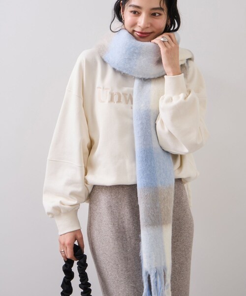 VIS（ビス）の「ふわふわフリンジチェックマフラー/静電気防止（マフラー・レディース・チャコール/ブラウン系/ブルー系/イエロー系・F）」の7枚目の写真