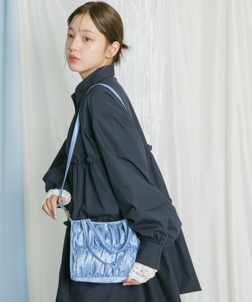KBF（ケイビーエフ）の「サテンギャザーハンドBAG（ハンドバッグ・レディース・IVORY/BLUE/PINK・one）」の14枚目の写真