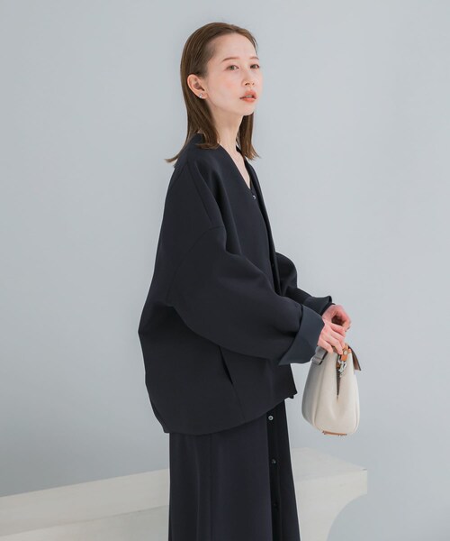 URBAN RESEARCH ROSSO（アーバンリサーチロッソ）の「『一部別注カラー』ELENDEEK　FORM SHORT COAT（ノーカラージャケット・レディース・別注O.WHT/別注NVY/MNT・Free）」の16枚目の写真