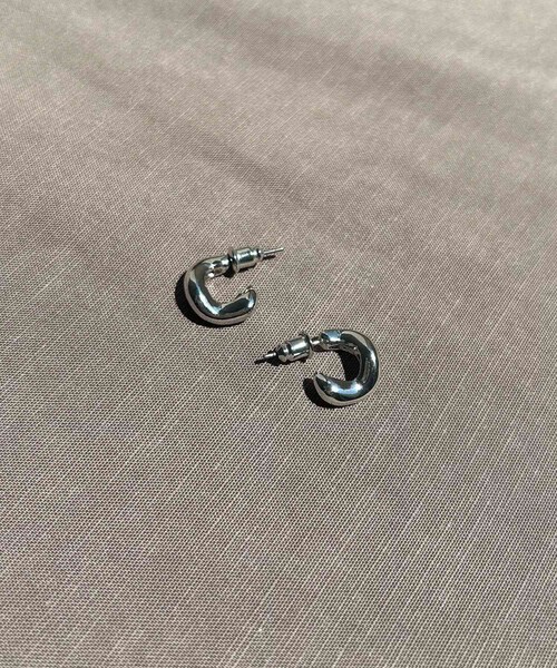 URBAN RESEARCH DOORS（アーバンリサーチドアーズ）の「プランプメタルピアス（ピアス（両耳用）・レディース・GOLD/SILVER・one）」の4枚目の写真