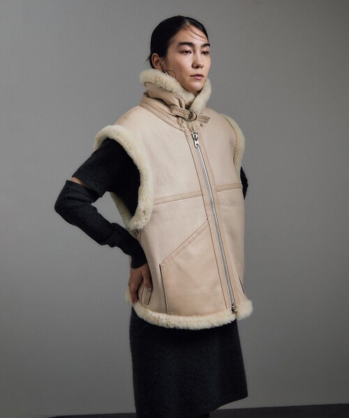 ADAM ET ROPE'（アダムエロペ）の「【TANAKA（タナカ）】SHEARLING VEST（ムートンコート・レディース・オフホワイト/ダークブラウン・S）」の13枚目の写真
