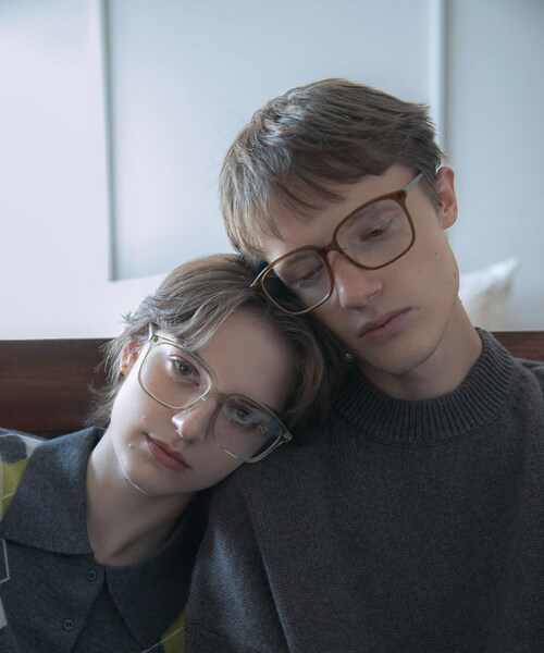 URBAN RESEARCH（アーバンリサーチ）の「『別注』KANEKO OPTICAL×URBAN RESEARCH　スクエアクリアUVレンズ（メガネ・レディース・クリアオリーブ/クリアブラウン・-）」の4枚目の写真