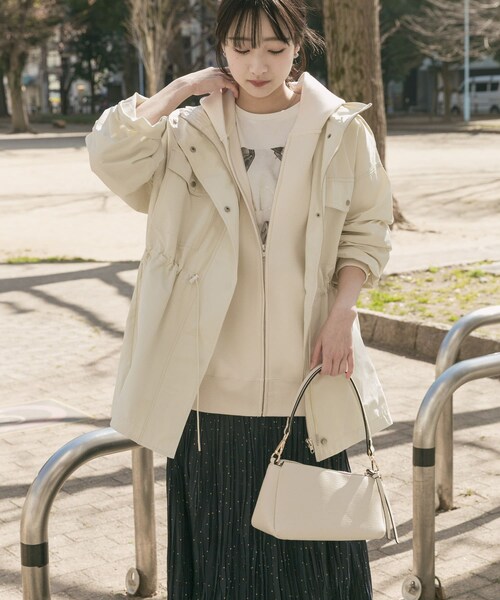 ITEMS URBANRESEARCH(アイテムズ アーバンリサーチ)の「『撥水/イージーケア』ライトフーディーブルゾン(ブルゾン・レディース・ECRU/BLK・Free)」の6枚目の写真
